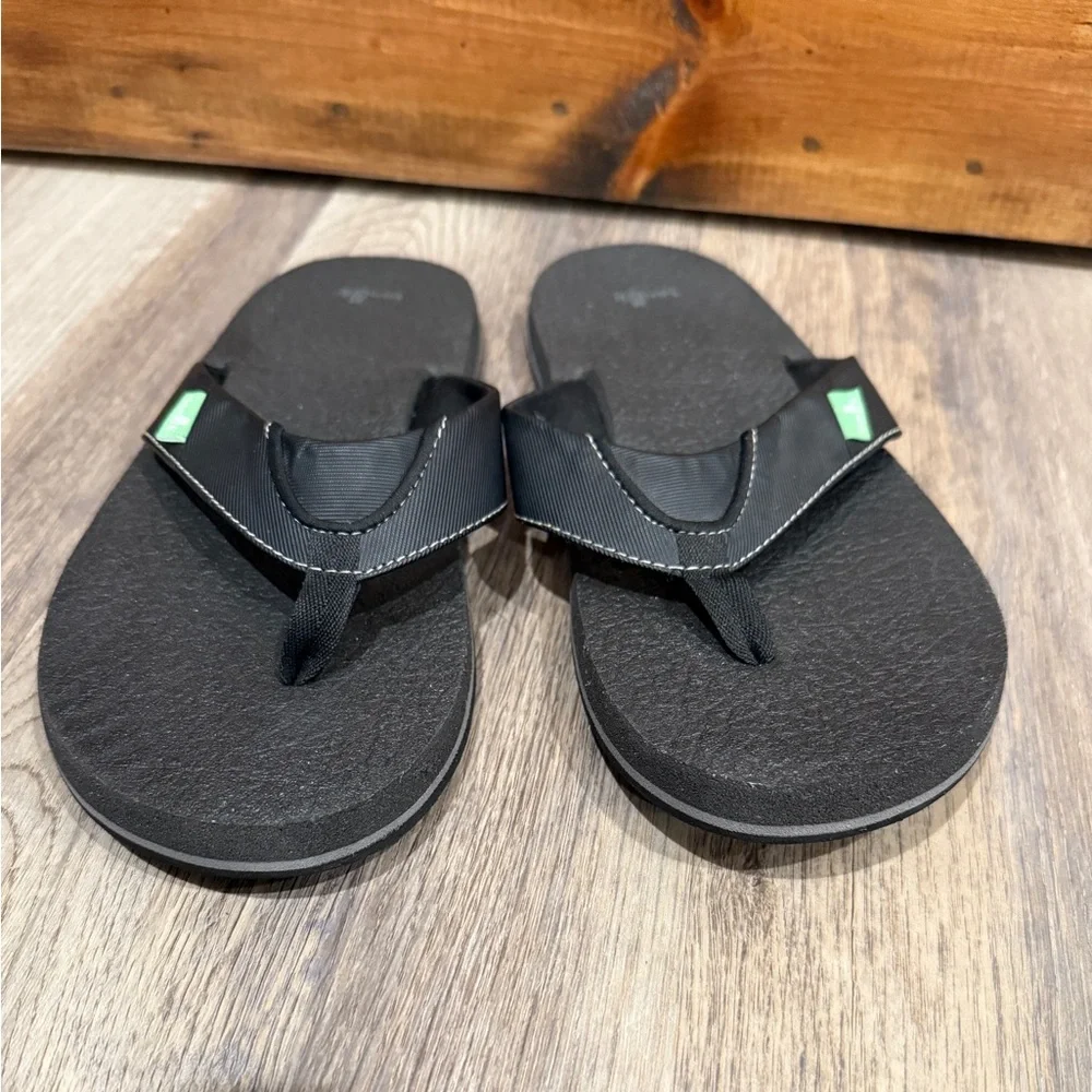 Sanuk black flip flops. Men's size‎ 6-7